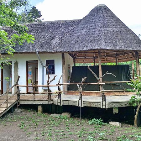 Chimpanzee Capital Safari Lodge Bigodi ภายนอก รูปภาพ