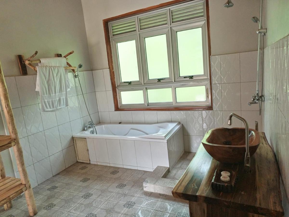 Chimpanzee Capital Safari Lodge Bigodi ภายนอก รูปภาพ
