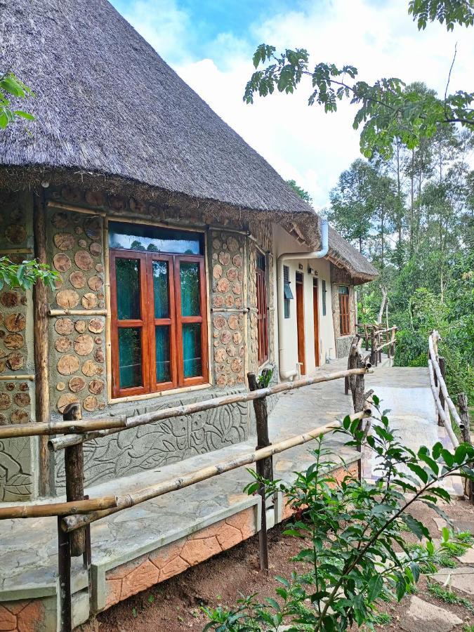 Chimpanzee Capital Safari Lodge Bigodi ภายนอก รูปภาพ