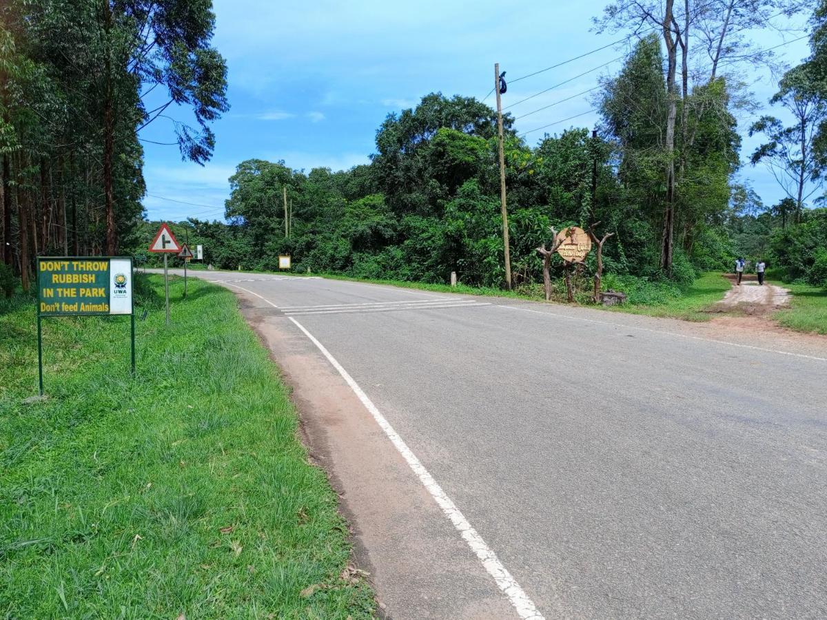 Chimpanzee Capital Safari Lodge Bigodi ภายนอก รูปภาพ
