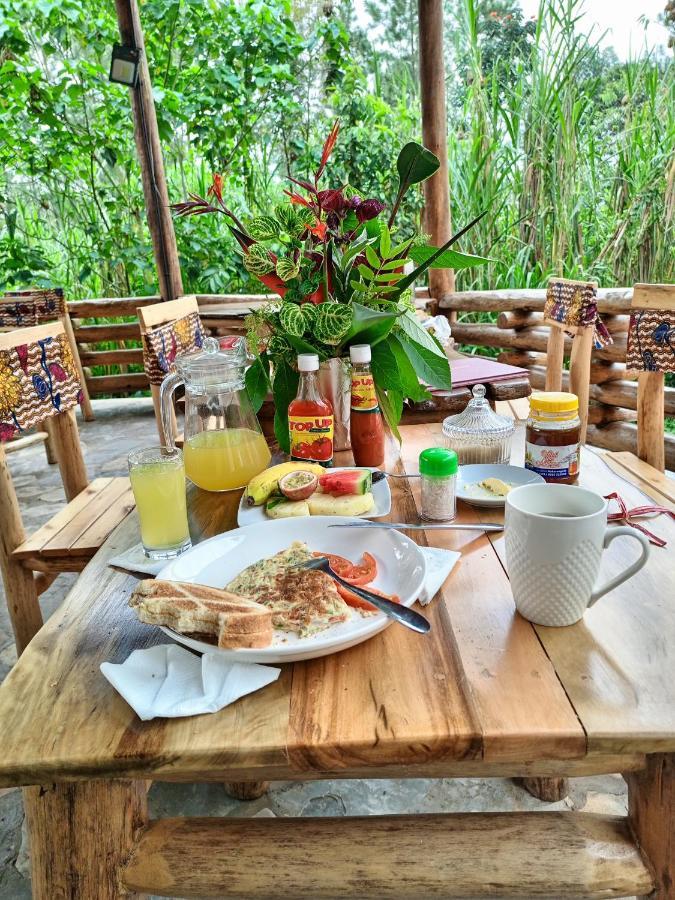 Chimpanzee Capital Safari Lodge Bigodi ภายนอก รูปภาพ