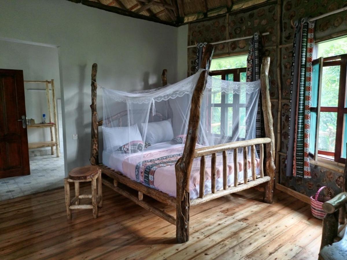 Chimpanzee Capital Safari Lodge Bigodi ภายนอก รูปภาพ