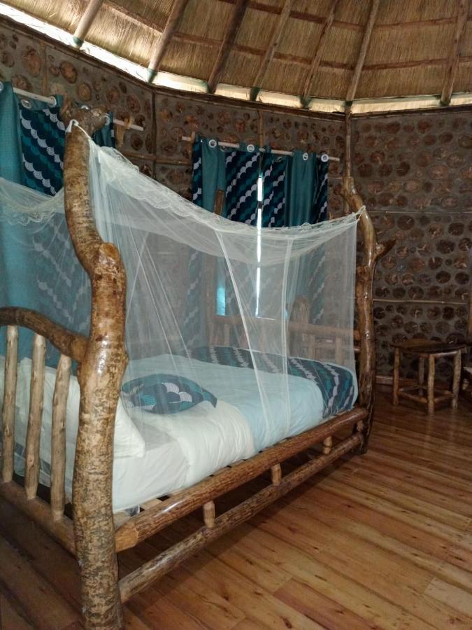 Chimpanzee Capital Safari Lodge Bigodi ภายนอก รูปภาพ