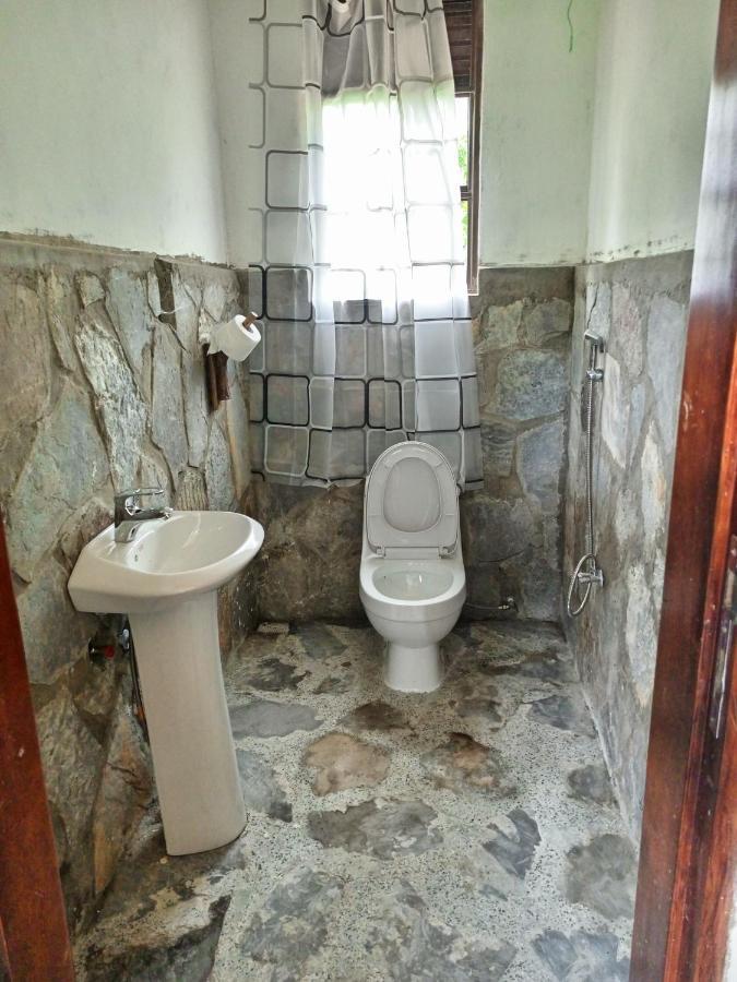 Chimpanzee Capital Safari Lodge Bigodi ภายนอก รูปภาพ