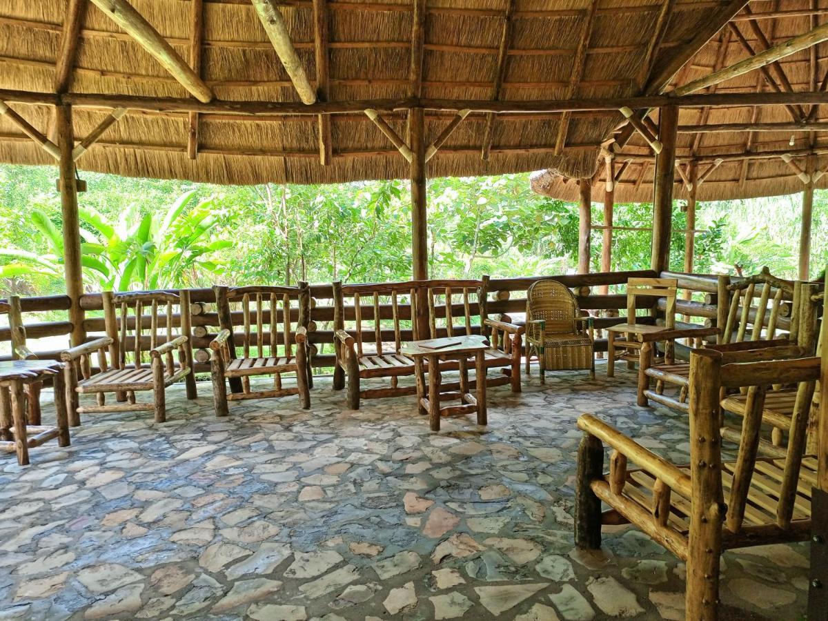 Chimpanzee Capital Safari Lodge Bigodi ภายนอก รูปภาพ