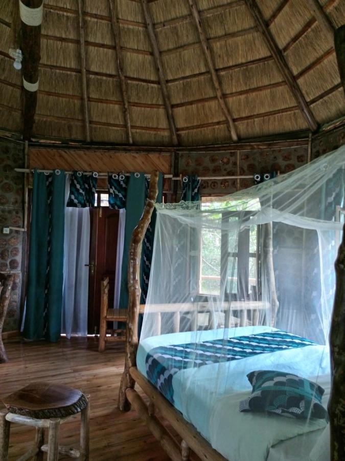 Chimpanzee Capital Safari Lodge Bigodi ภายนอก รูปภาพ