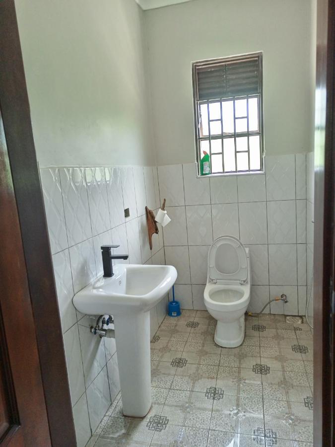 Chimpanzee Capital Safari Lodge Bigodi ภายนอก รูปภาพ