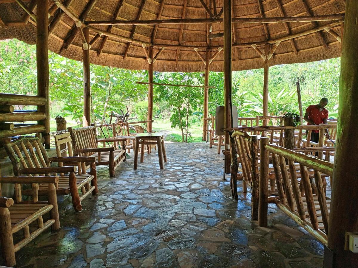 Chimpanzee Capital Safari Lodge Bigodi ภายนอก รูปภาพ