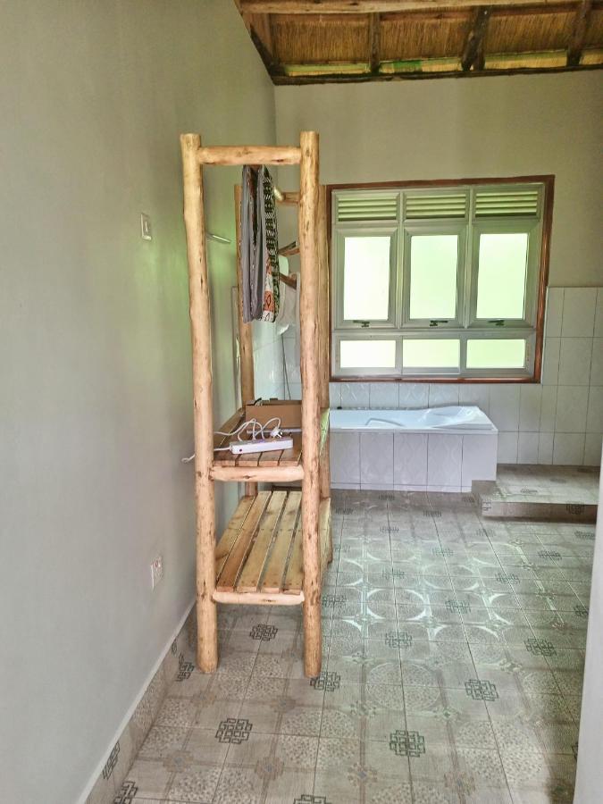 Chimpanzee Capital Safari Lodge Bigodi ภายนอก รูปภาพ