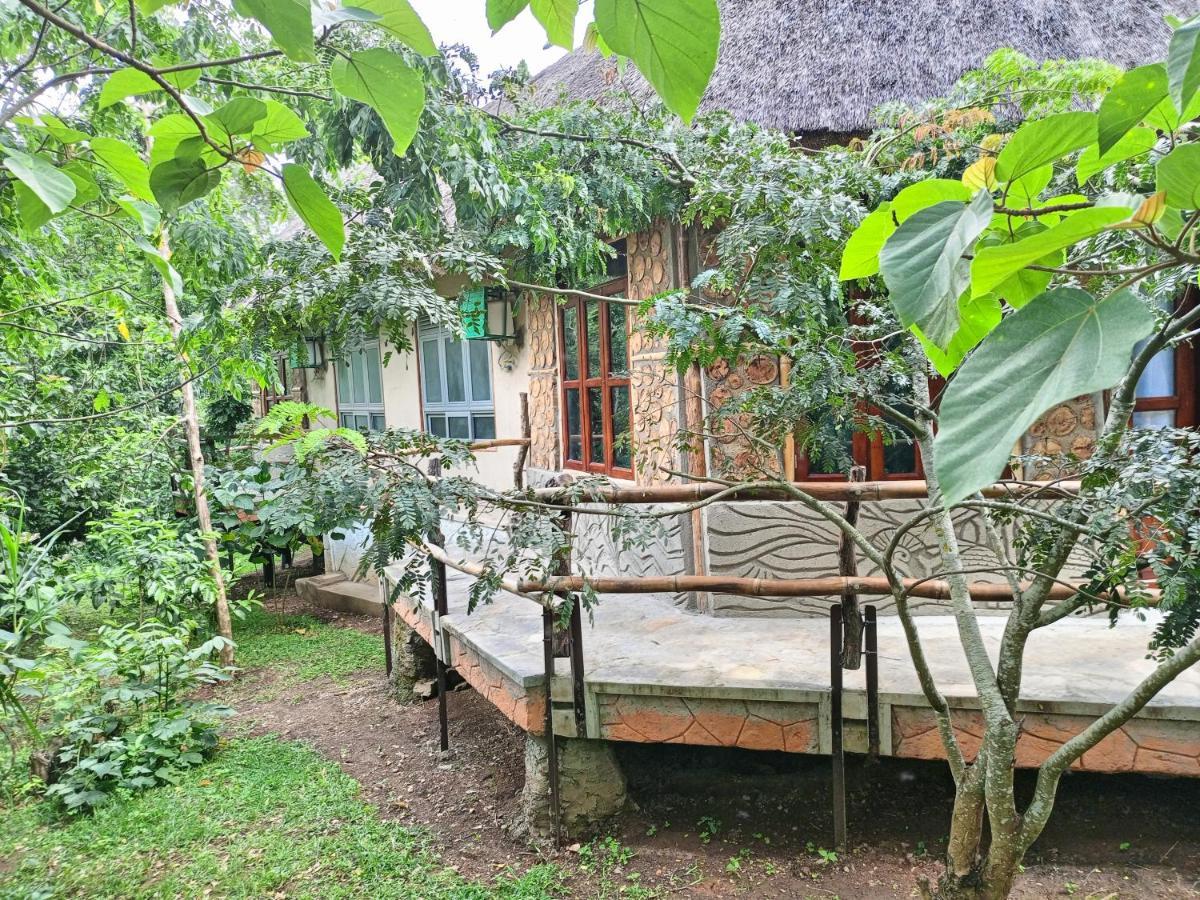 Chimpanzee Capital Safari Lodge Bigodi ภายนอก รูปภาพ